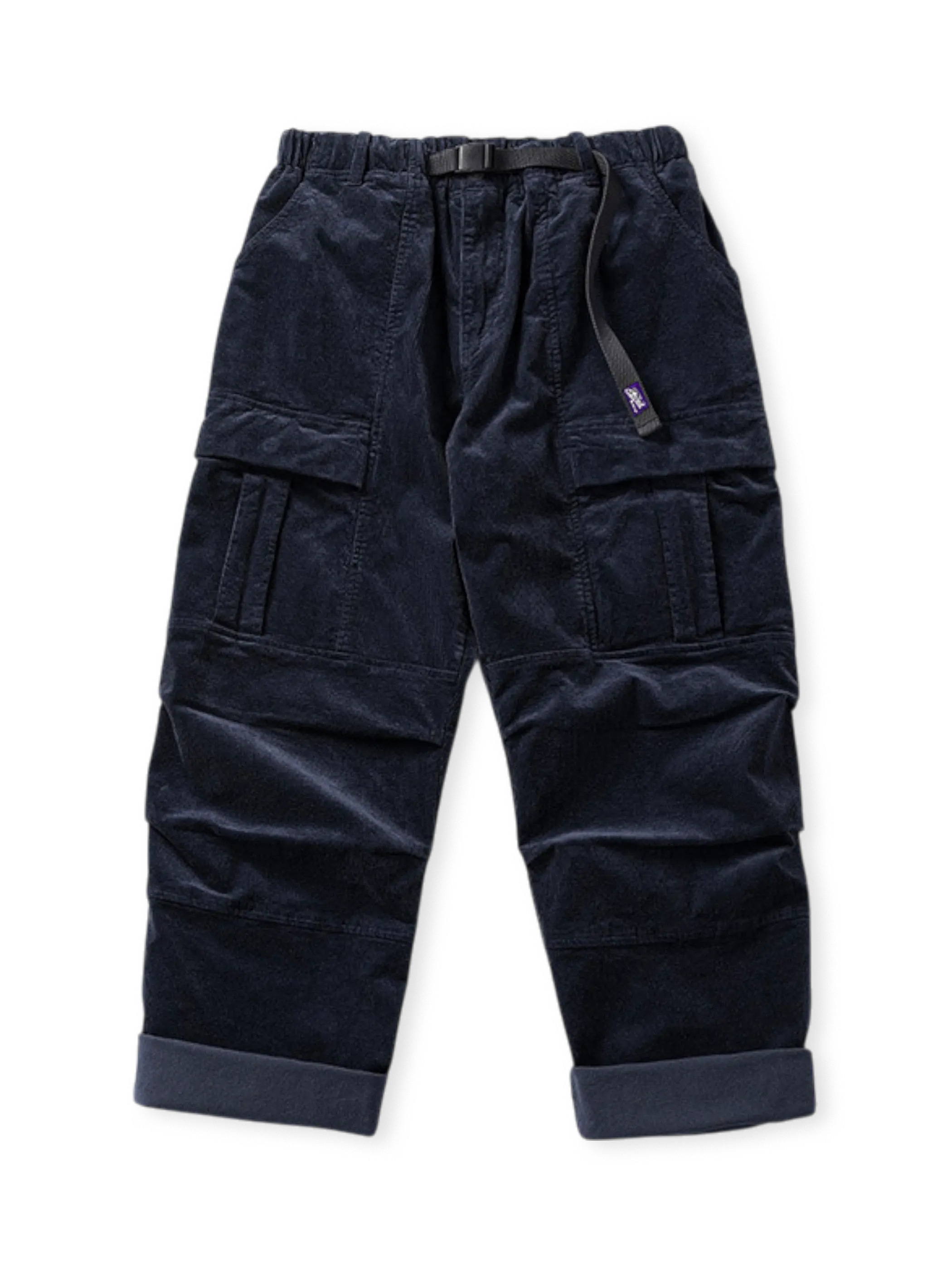 高密度コットンコーデュロイのヴィンテージ風パラシュートパンツ。膝のダブルタックと複数ポケットが特徴。