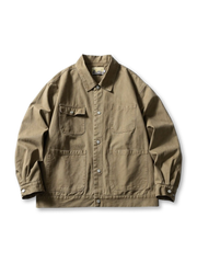 ユーズド感のある重ね洗いコットン生地使用。多機能ポケットと裏地付きの快適ライトジャケット。