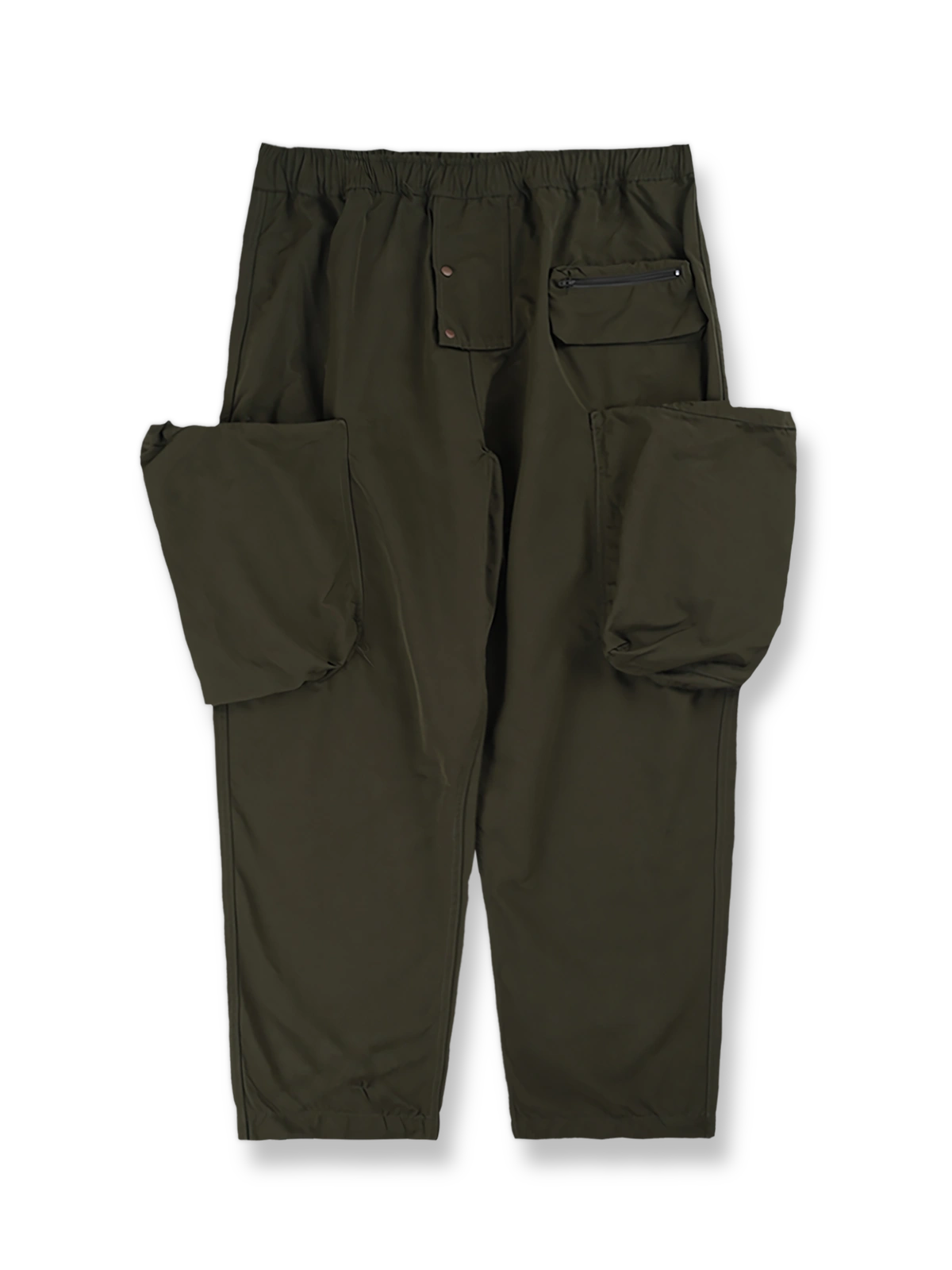 多機能ポケットとテーパードシルエットが特徴のライトウェイトパンツ、防水性と収納力に優れるデザイン