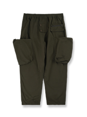 多機能ポケットとテーパードシルエットが特徴のライトウェイトパンツ、防水性と収納力に優れるデザイン