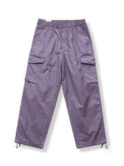 ウォッシュ加工と複数ポケットが特徴のルーズフィットカーゴパンツの全体が見える商品画像