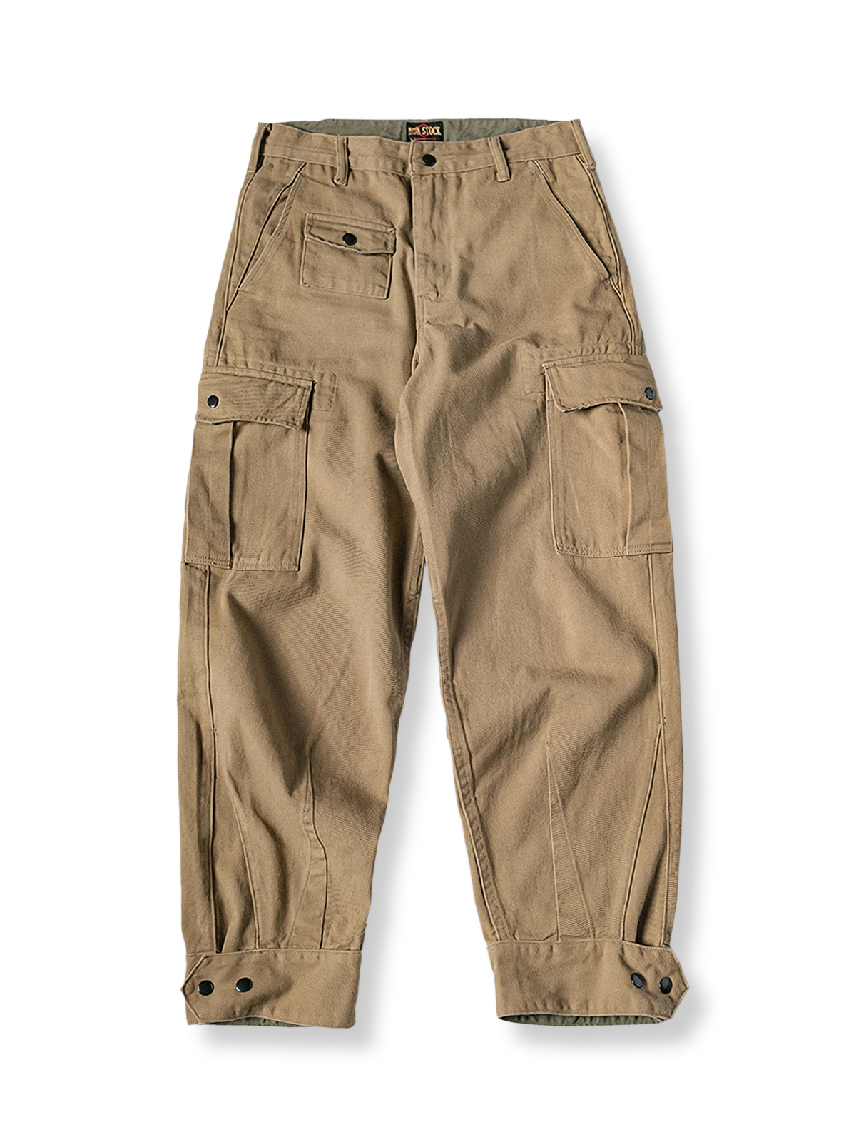 多ポケットと絞り裾が特徴の耐久性に優れたモーターサイクルパンツ。