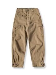 多ポケットと絞り裾が特徴の耐久性に優れたモーターサイクルパンツ。