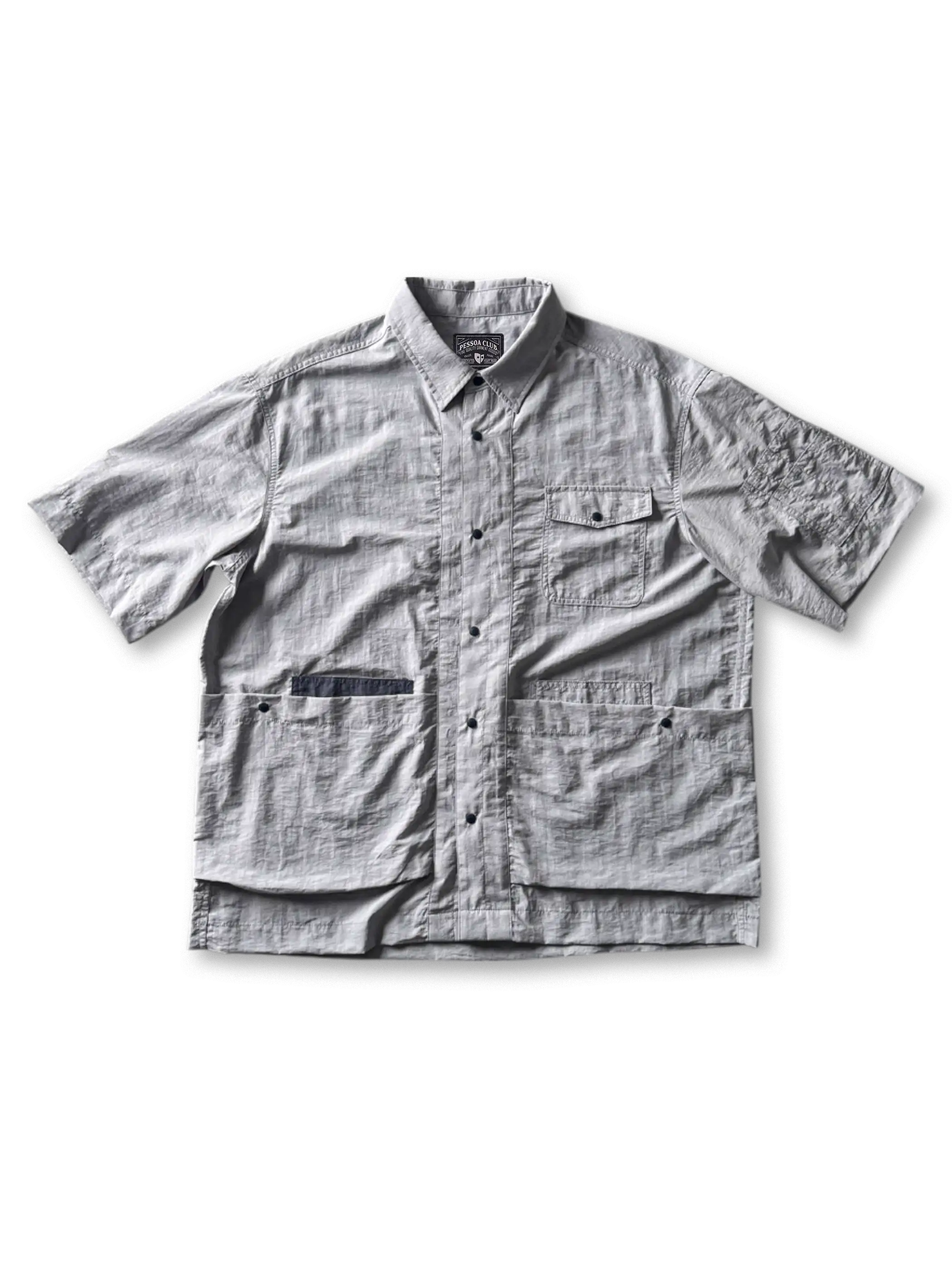 軽量撥水性ナイロン生地の多ポケットフィールドシャツ、1980年代アウトドアジャケット風デザイン