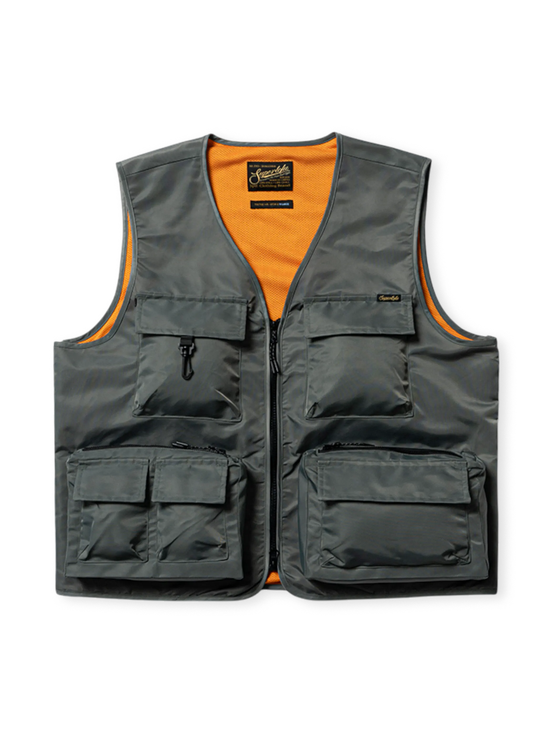 耐摩耗ナイロン生地のショートベスト。多機能ポケット、ジッパーフロント、通気ライニングが特徴。