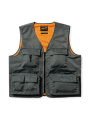 耐摩耗ナイロン生地のショートベスト。多機能ポケット、ジッパーフロント、通気ライニングが特徴。