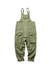 多機能ポケットと調節可能な肩ストラップを備えたワイドシルエットのサロペットワークパンツ。