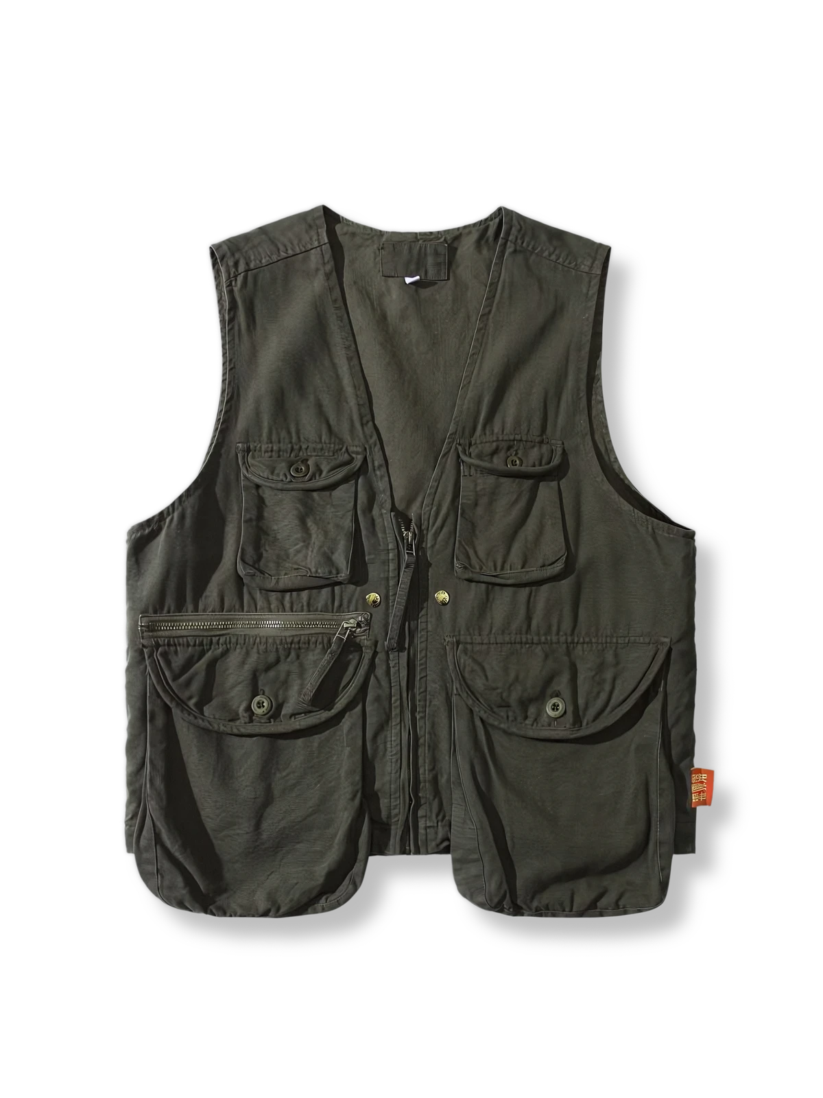 ヴィンテージワックス染めの多ポケットタクティカルベスト。