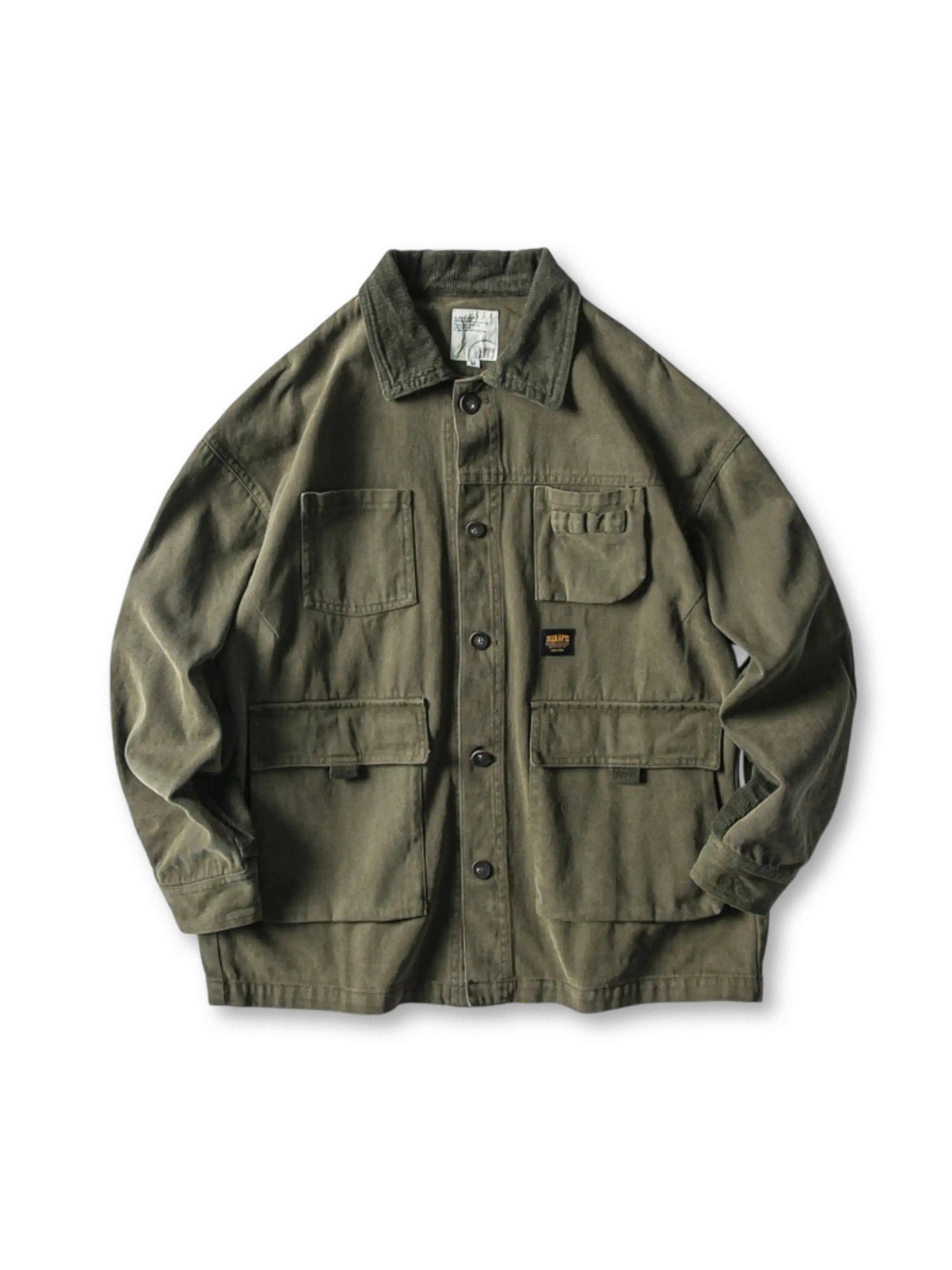 大容量ポケットと素材切り替え襟が特徴の動きやすいワークジャケット。無骨さと上質感を兼ね備えています。