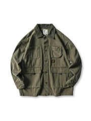 大容量ポケットと素材切り替え襟が特徴の動きやすいワークジャケット。無骨さと上質感を兼ね備えています。