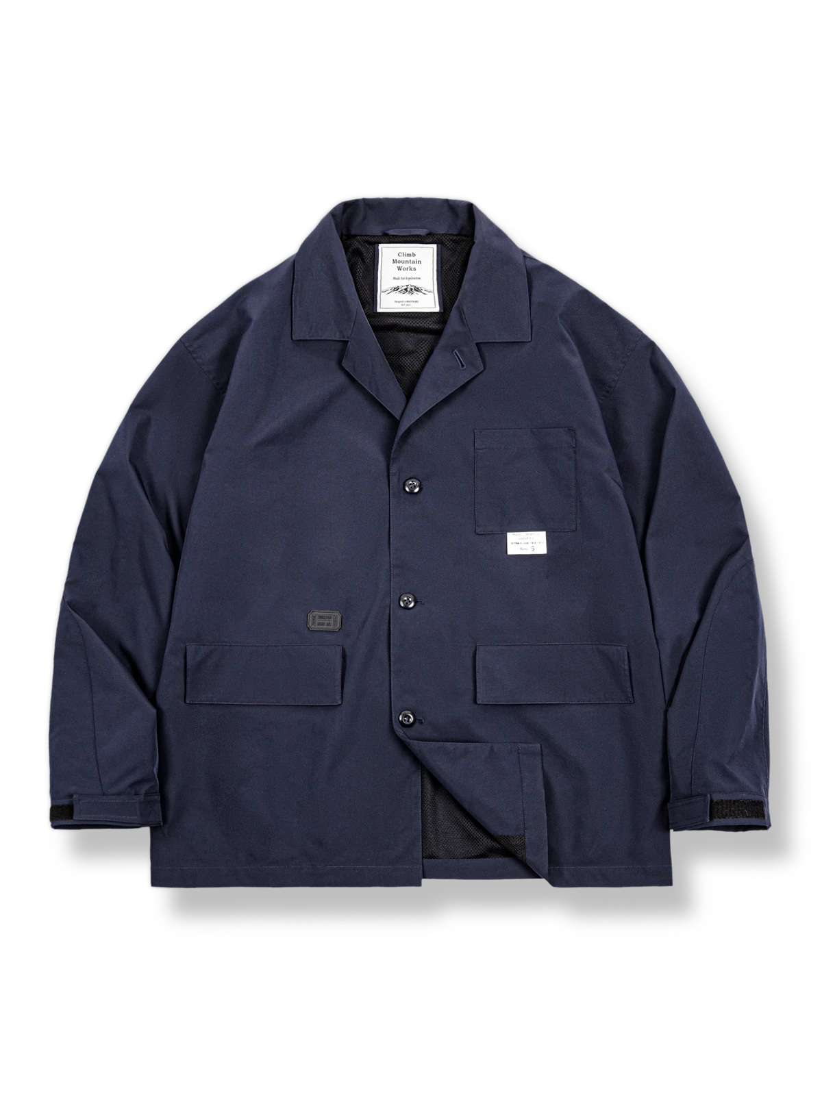 多機能ポケットを備えたテーラードジャケットがカジュアルにもアウトドアにも対応するシーン