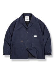 多機能ポケットを備えたテーラードジャケットがカジュアルにもアウトドアにも対応するシーン