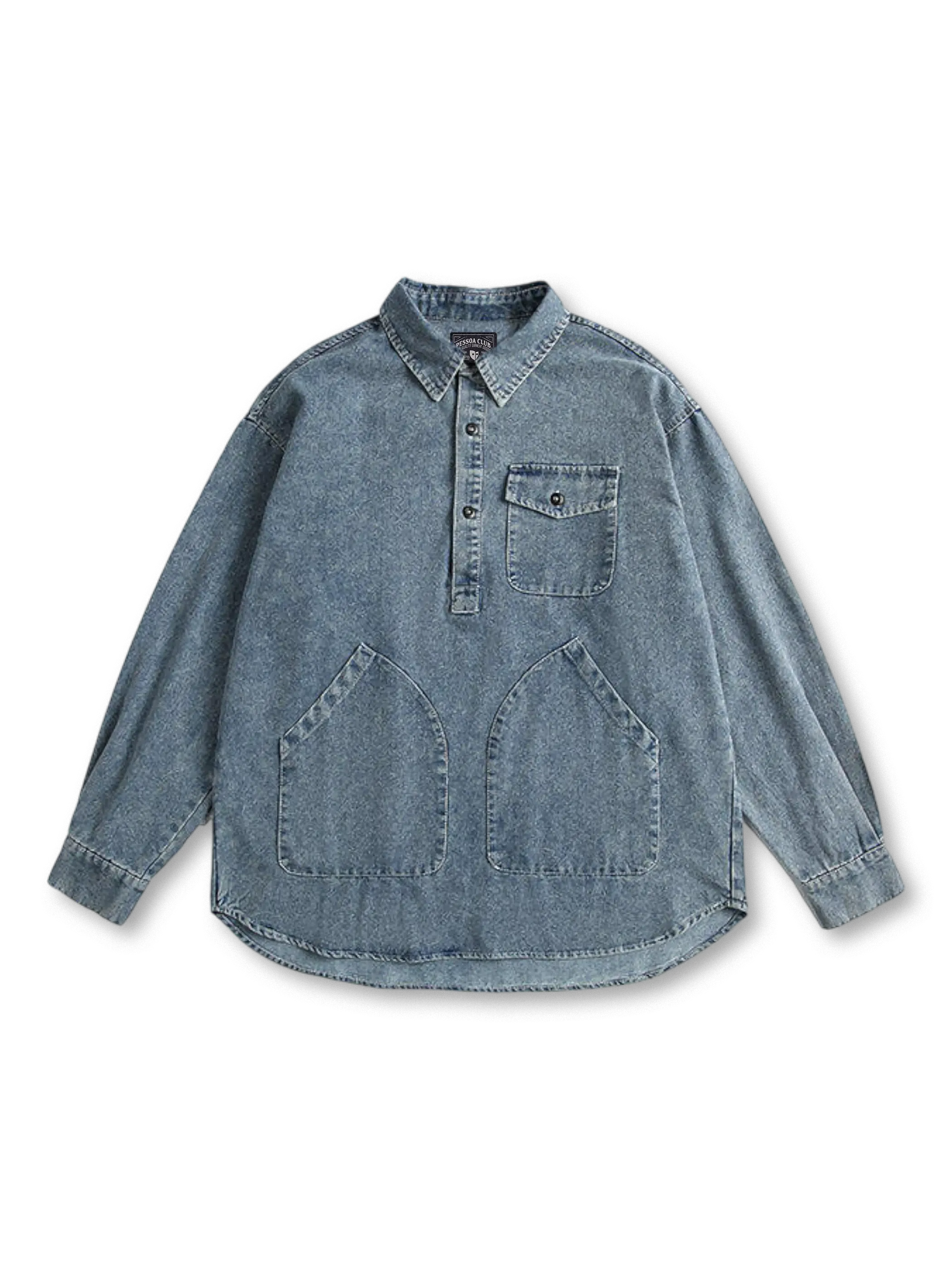 アシンメトリーポケットとヴィンテージ風色落ちが特徴の多機能デニムプルオーバーシャツ