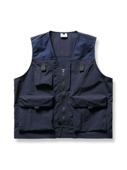 軽量ナイロンとメッシュパッチワークを使用した多機能ベスト。胸元と裾にフラップポケットを備え、アウトドアやフィッシングに最適。ルーズフィットで快適な着心地を実現。