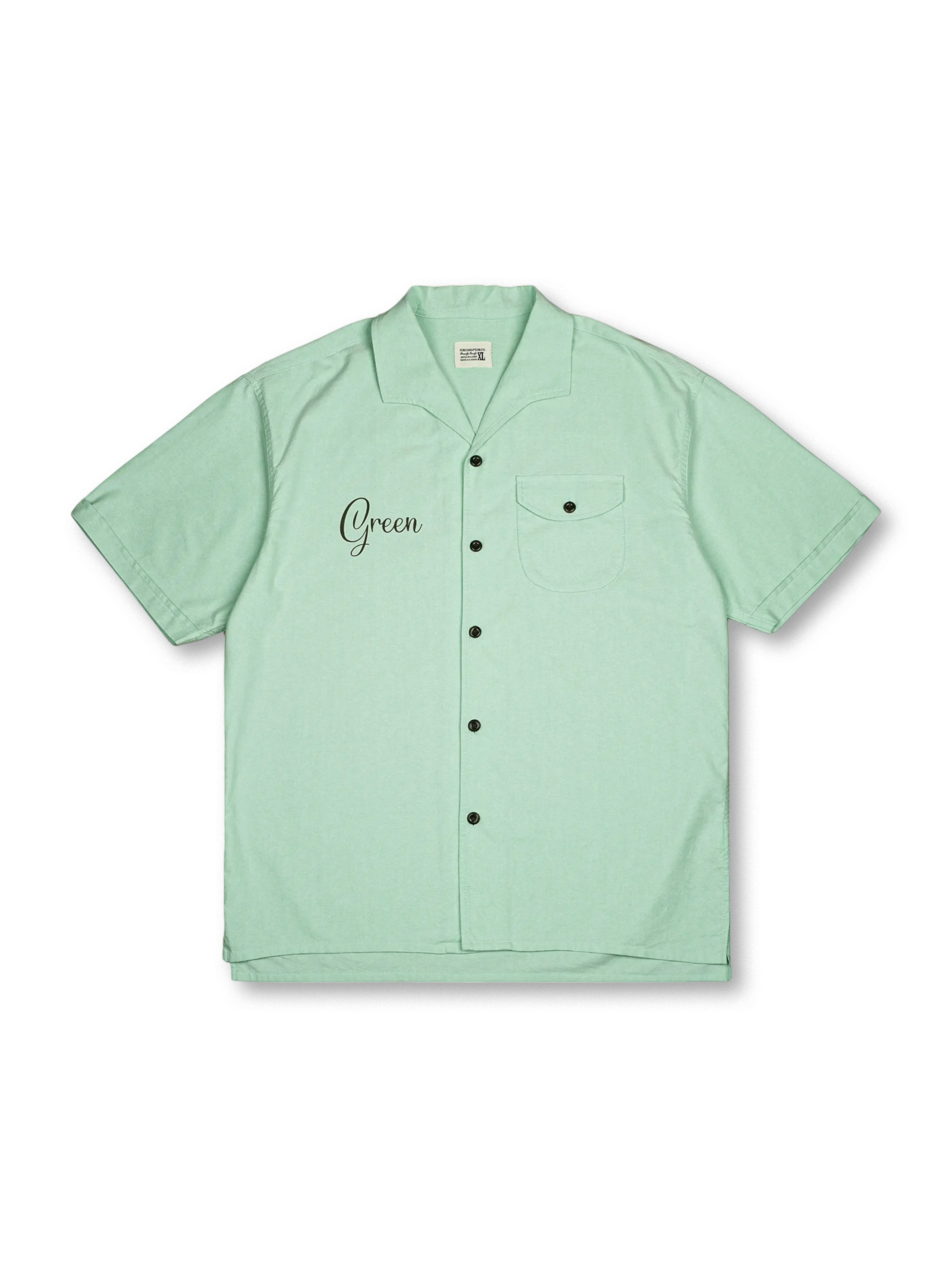 レトロカラーと酵洗加工が特徴のN.COLORシリーズ牛津生地キューバシャツ。実用的な胸ポケット付き。