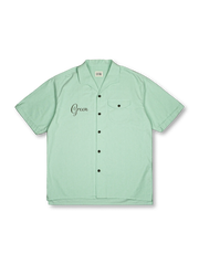 レトロカラーと酵洗加工が特徴のN.COLORシリーズ牛津生地キューバシャツ。実用的な胸ポケット付き。