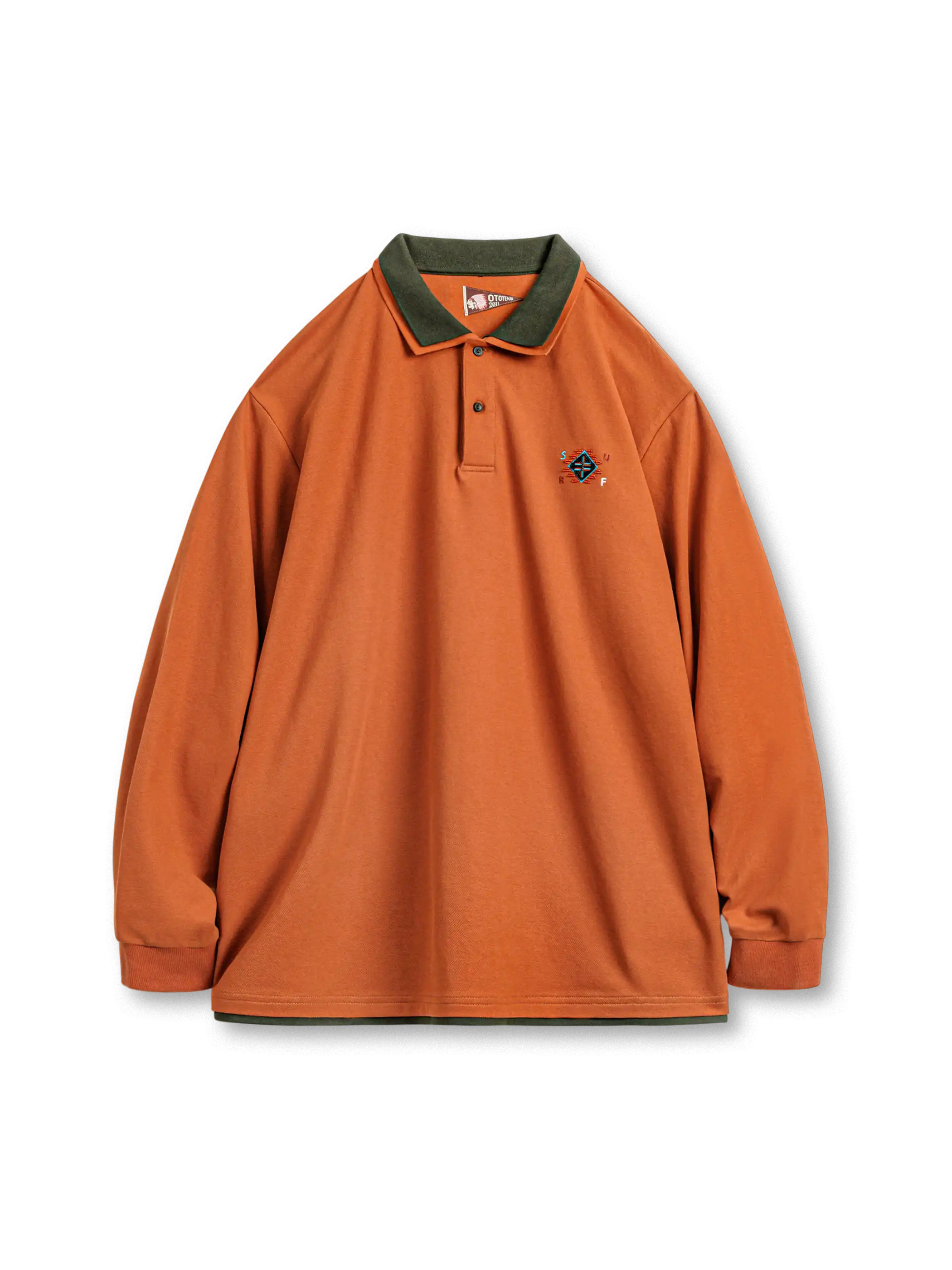 オレンジの長袖ニットポロ、重ね襟と裾のグリーン切替、胸元に幾何学刺繍と立体装飾、ルーズシルエット