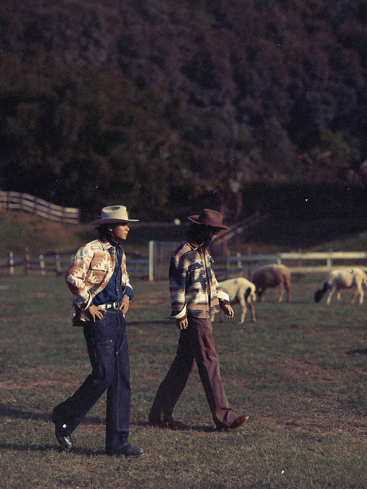 詳細画像: 襟とボタンのディテールクローズアップ
モデル画像: 民族風ジャケットのスタイリング例