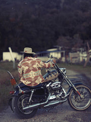 詳細画像: 襟とボタンのディテールクローズアップ
モデル画像: 民族風ジャケットのスタイリング例