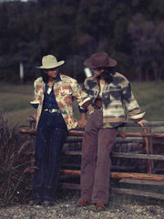 詳細画像: 襟とボタンのディテールクローズアップ
モデル画像: 民族風ジャケットのスタイリング例