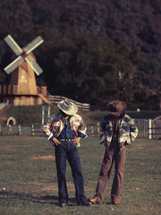 詳細画像: 襟とボタンのディテールクローズアップ
モデル画像: 民族風ジャケットのスタイリング例