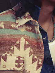 詳細画像: 襟とボタンのディテールクローズアップ
モデル画像: 民族風ジャケットのスタイリング例