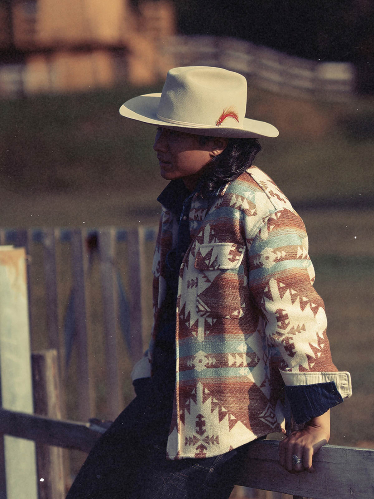 詳細画像: 襟とボタンのディテールクローズアップ
モデル画像: 民族風ジャケットのスタイリング例