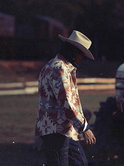 詳細画像: 襟とボタンのディテールクローズアップ
モデル画像: 民族風ジャケットのスタイリング例