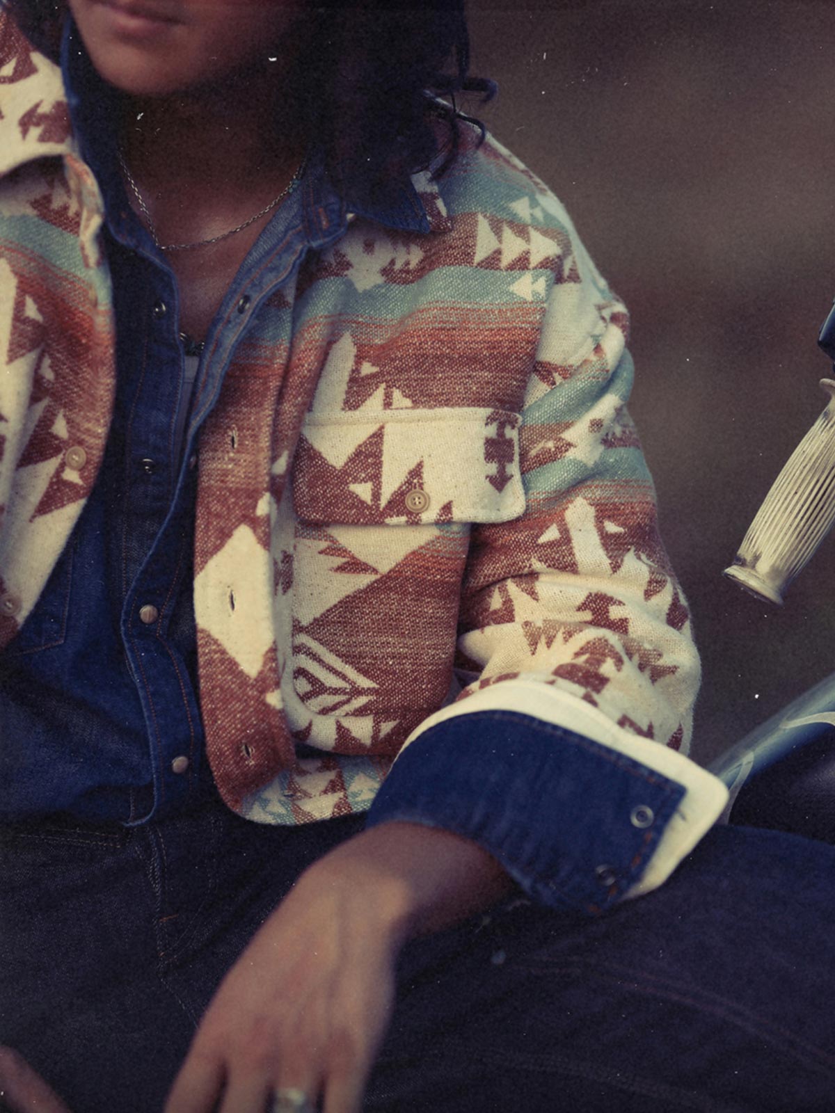 詳細画像: 襟とボタンのディテールクローズアップ
モデル画像: 民族風ジャケットのスタイリング例