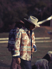 詳細画像: 襟とボタンのディテールクローズアップ
モデル画像: 民族風ジャケットのスタイリング例