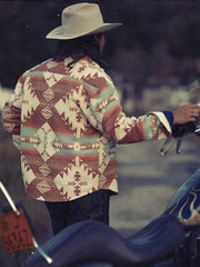 詳細画像: 襟とボタンのディテールクローズアップ
モデル画像: 民族風ジャケットのスタイリング例