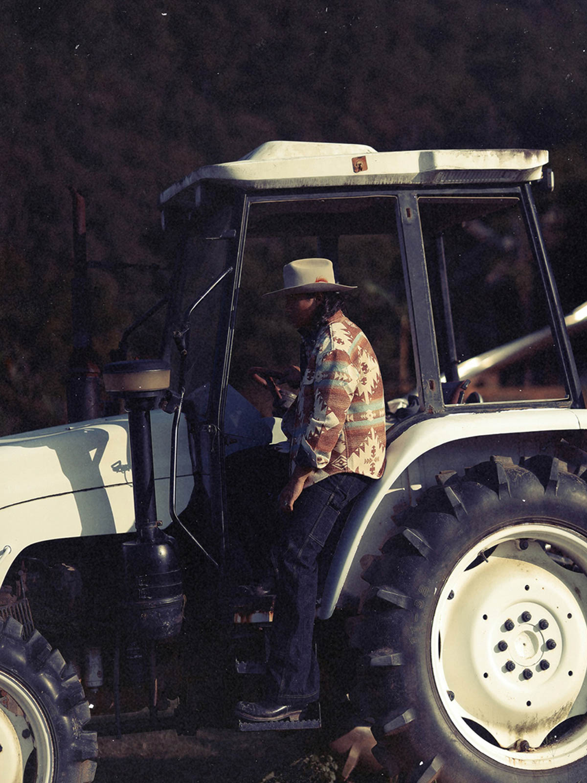 詳細画像: 襟とボタンのディテールクローズアップ
モデル画像: 民族風ジャケットのスタイリング例