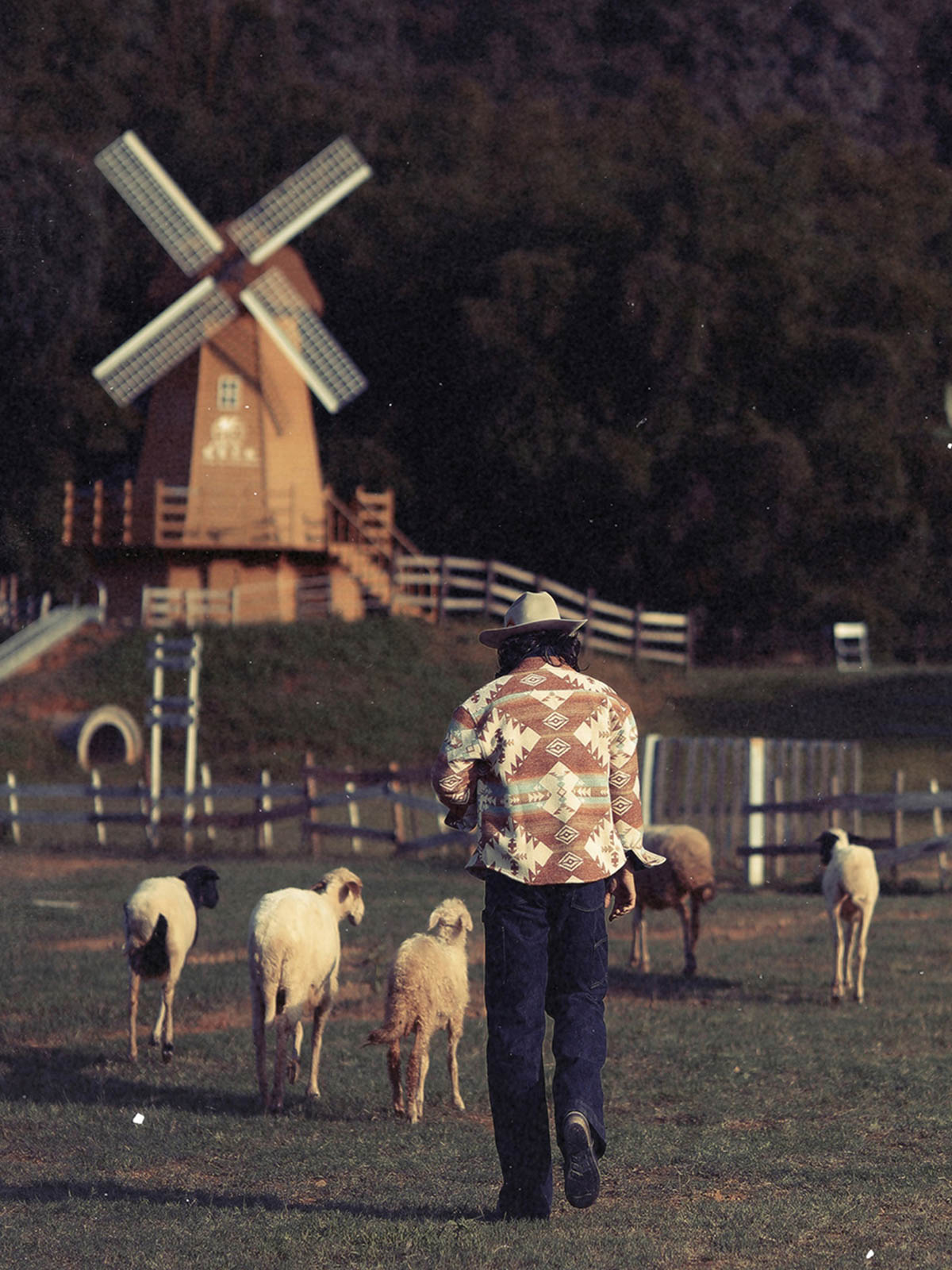 詳細画像: 襟とボタンのディテールクローズアップ
モデル画像: 民族風ジャケットのスタイリング例