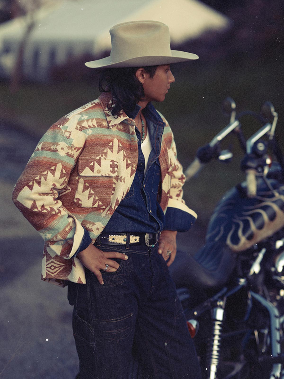 詳細画像: 襟とボタンのディテールクローズアップ
モデル画像: 民族風ジャケットのスタイリング例