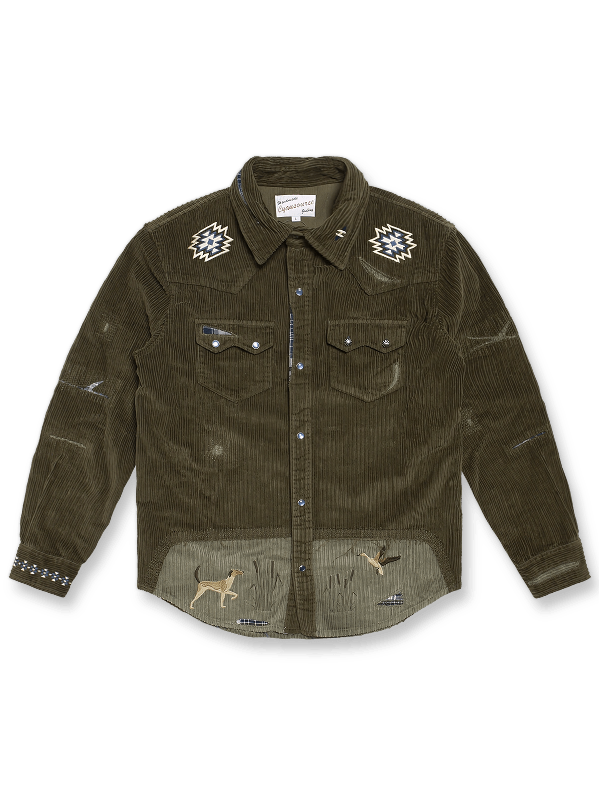 Navajo風刺繍とヴィンテージ加工パッチをあしらった高密度コーデュロイワークシャツ。ネルシャツのような厚手で立体的な質感が特徴。