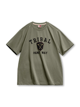 ナバホ文化モチーフと発泡プリントが特徴の通気性良好なヴィンテージ風Tシャツ。