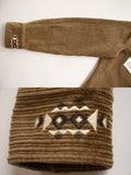 Navajo風刺繍とコーデュロイ生地の質感を強調したディテール特写