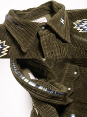 手作り刺繍とヴィンテージ加工パッチの細部ディテール