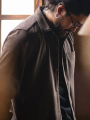 詳細画像:胸元のリベットデザインと裾のNAVAJOラベル。ヴィンテージ感のあるディテール。
モデル画像:モデルが着用したコーデュロイシャツの全身コーディネート。秋冬向けのカジュアルなルーズフィットスタイル。