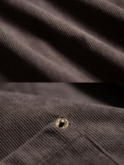 製品画像:ヴィンテージコーデュロイシャツの正面展示。シンプルなデザインとNAVAJOラベルが特徴のシャツ。
詳細画像:胸元のリベットデザインと裾のNAVAJOラベル。ヴィンテージ感のあるディテール。