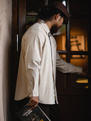 詳細画像:胸元のリベットデザインと裾のNAVAJOラベル。ヴィンテージ感のあるディテール。
モデル画像:モデルが着用したコーデュロイシャツの全身コーディネート。秋冬向けのカジュアルなルーズフィットスタイル。