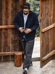 詳細画像:胸元のリベットデザインと裾のNAVAJOラベル。ヴィンテージ感のあるディテール。
モデル画像:モデルが着用したコーデュロイシャツの全身コーディネート。秋冬向けのカジュアルなルーズフィットスタイル。