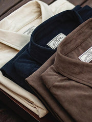 製品画像:ヴィンテージコーデュロイシャツの正面展示。シンプルなデザインとNAVAJOラベルが特徴のシャツ。
詳細画像:胸元のリベットデザインと裾のNAVAJOラベル。ヴィンテージ感のあるディテール。