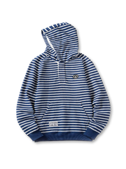 ネイビーボーダー柄とゆったりシルエットが特徴のフーディ。軽量で伸縮性のある快適素材使用。