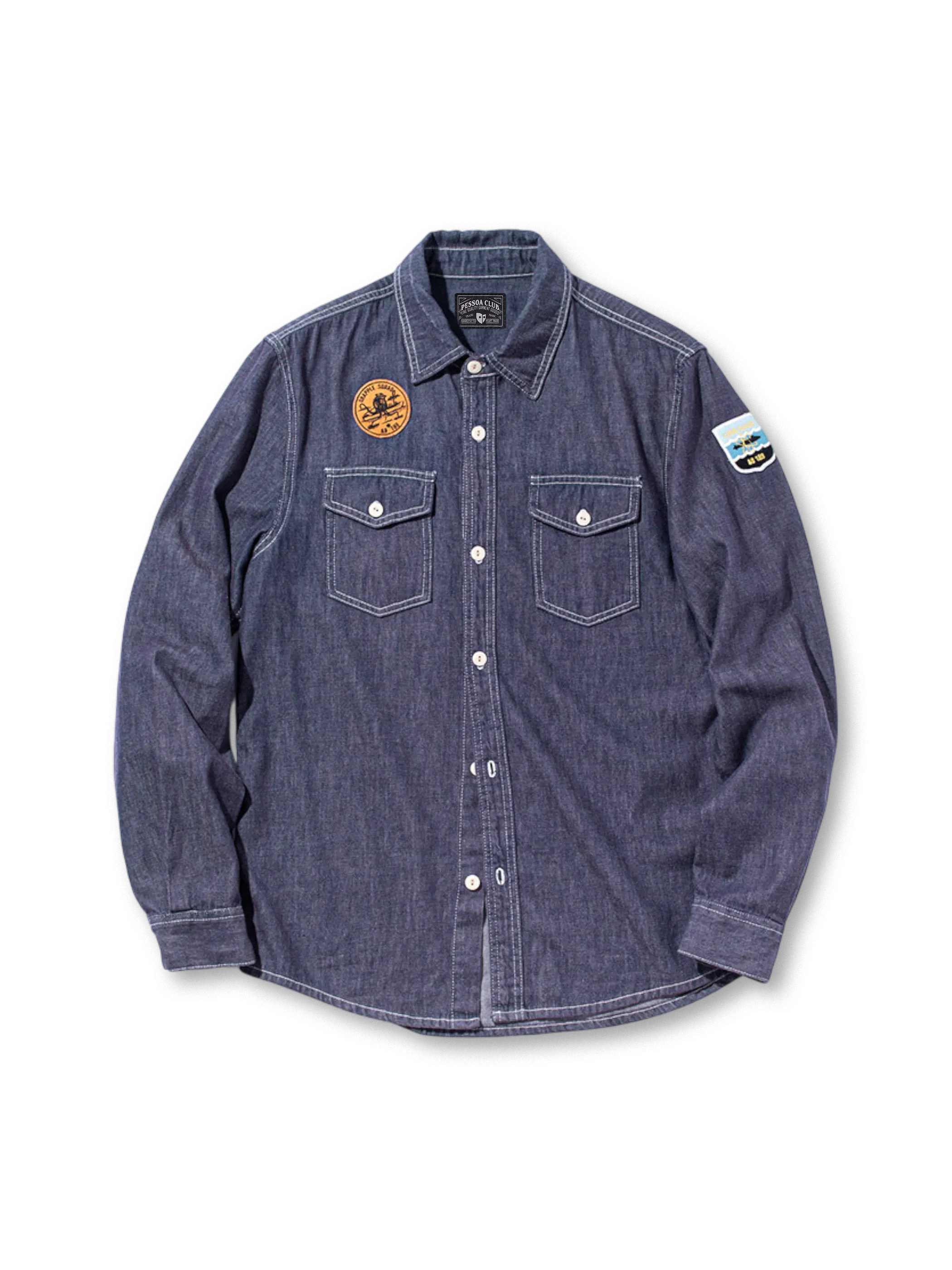 1940年代ネイビー作業着に着想を得た綿麻混紡素材のワークシャツ。海軍モチーフのワッペンが特徴。