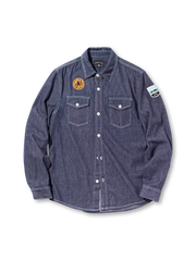 1940年代ネイビー作業着に着想を得た綿麻混紡素材のワークシャツ。海軍モチーフのワッペンが特徴。