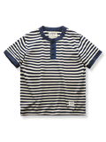 ネイビーブルーと白のストライプが入ったヘンリーネックTシャツ。