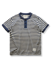 ネイビーブルーと白のストライプが入ったヘンリーネックTシャツ。