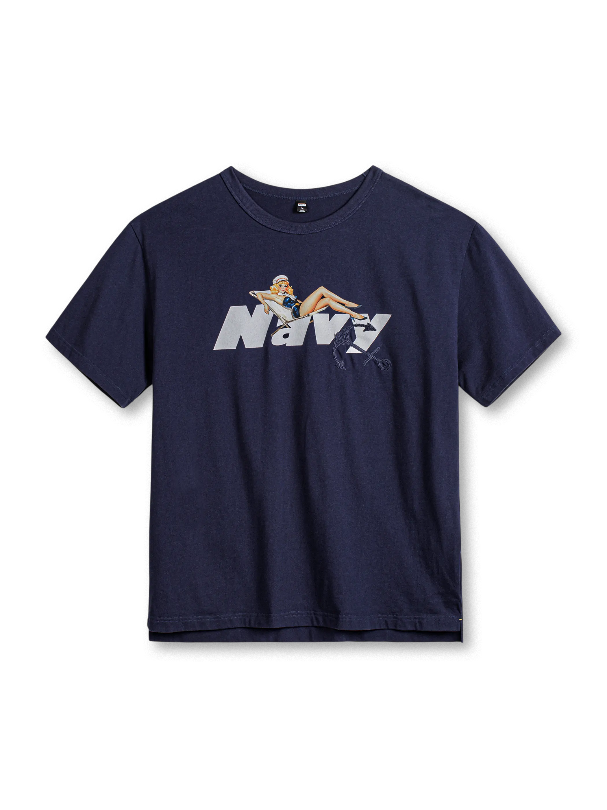 ピンナップガールプリントと船錨チェーン刺繍が特徴のレトロマリンテイストTシャツ