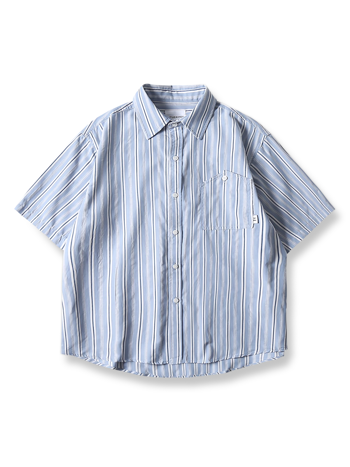 ネイビーとホワイトのストライプが爽やかなリラックスフィット半袖シャツ